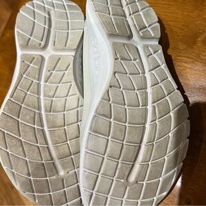 Women’s Oofos size 7